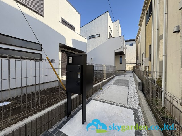 鎌倉市手広　新築戸建　全2棟2号棟の外観|通路部分の様子