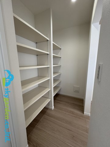 鎌倉市手広　新築戸建　全2棟2号棟の収納|キッチン後ろのパントリー
これは嬉しいですね