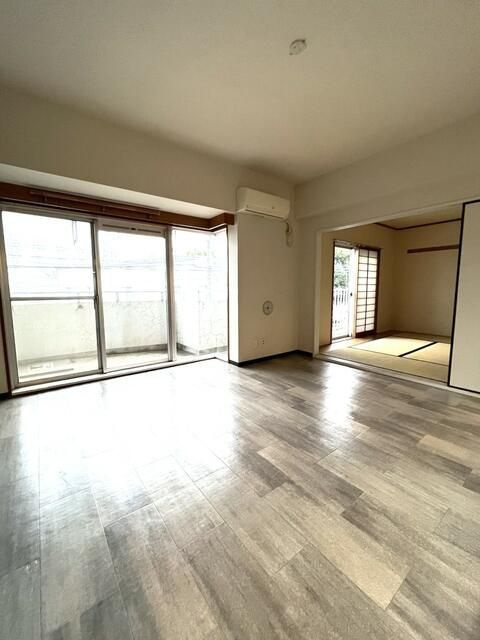 ＤＲホームズ千歳烏山の居間・リビング|■エアコン■24時間換気システム■ダウンライト■２面採光