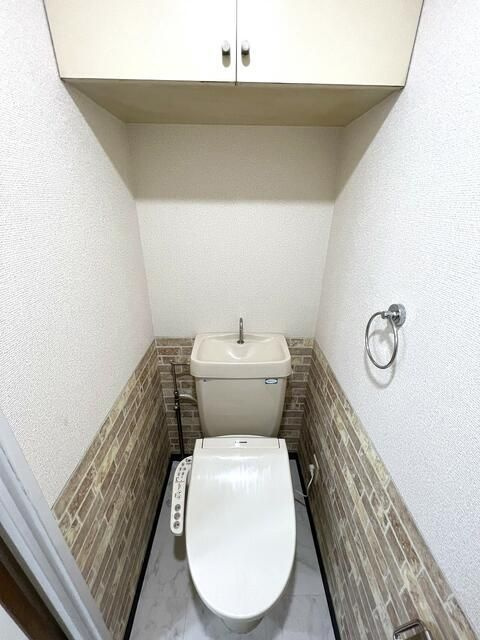 ＤＲホームズ千歳烏山のトイレ|♪温水洗浄便座♪■ウォールキャビネット収納付き♪