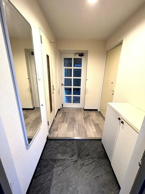 ＤＲホームズ千歳烏山の玄関|■モニタ付インターホン付き玄関■シューズラック■ダウンライト