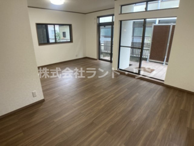 【居間・リビング】 | 所沢市けやき台1丁目 | 大きな窓からたっぷりの陽射しが差し込みます