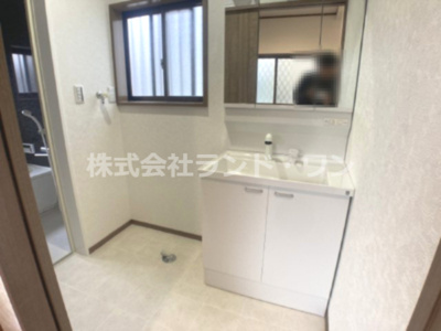 【独立洗面台】 | 所沢市けやき台1丁目 | 三面鏡の洗面化粧台です