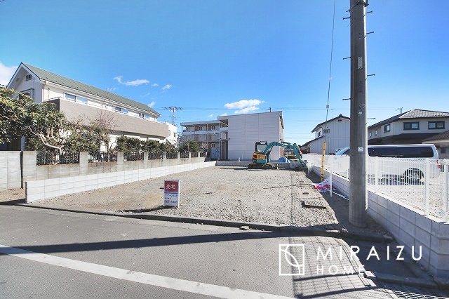 【前面道路含む現地写真】 | お車の運転に自信のない方でも安心かなと思います。とても解放感があり、日当たりも気持ちよさそうです。

