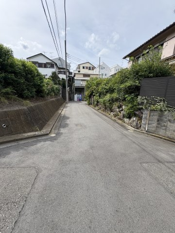 川崎市多摩区南生田１丁目売地の前面道路含む現地写真