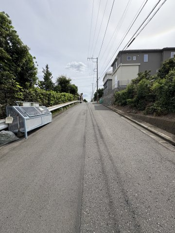 川崎市多摩区南生田１丁目売地の前面道路含む現地写真
