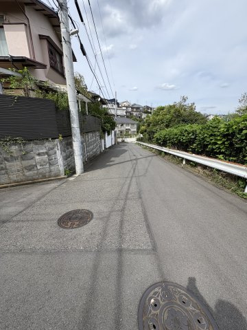 川崎市多摩区南生田１丁目売地の前面道路含む現地写真