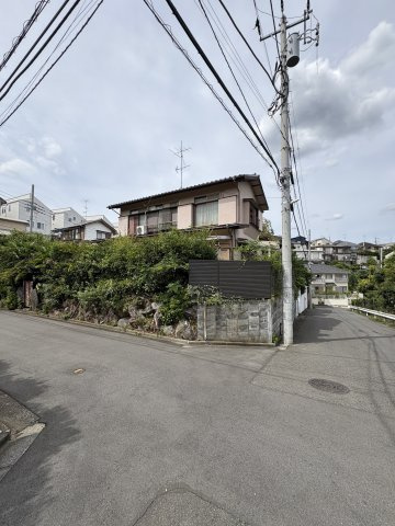 川崎市多摩区南生田１丁目売地の前面道路含む現地写真