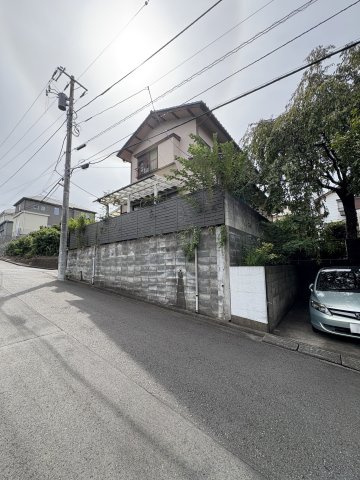 川崎市多摩区南生田１丁目売地の前面道路含む現地写真