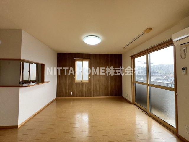 メゾン フローラルの居間・リビング|広々、明るいリビングです♪