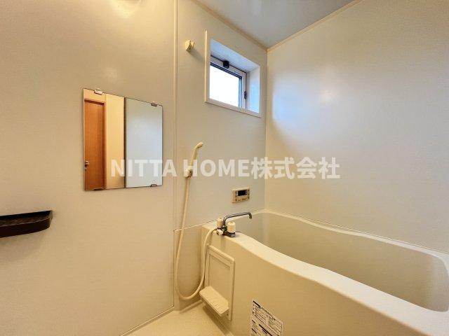 メゾン フローラルの浴室|衛生面でも嬉しい浴室小窓付き♪