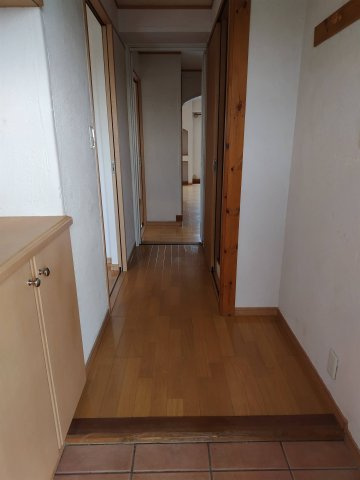 藤和草加ハイタウンの玄関