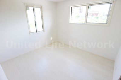 【寝室】 | メルヴェイユ泉 | 明るく開放感のある居室で、自分だけのくつろぎ空間を。