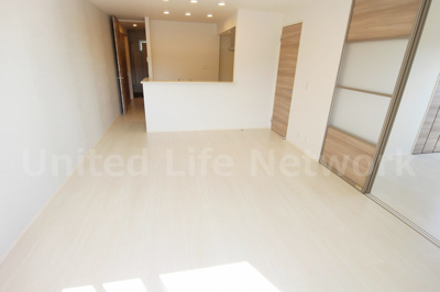 【居間・リビング】 | メルヴェイユ泉 | ゆったりとくつろげる、落ち着きのある居室空間です