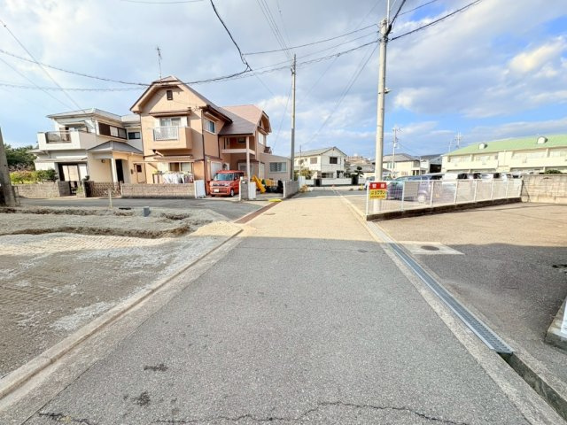 長期優良住宅で安心設計　東二見3期　新築戸建の前面道路含む現地写真