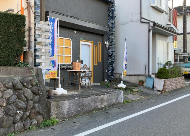 【外観】 | 家を建てる場合、方位は要チェックです。現実的に日当たりのよい家ならばリビングは南側、建築基準法でも北側に当たる家への配慮は求められています。土地を見学に行く際は、方位磁針を持って行くようにしましょう。