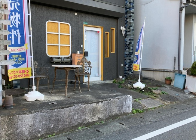 【その他】 | 土地を買う際、住む地域の自治体や福祉の補助制度にも注目してみましょう。子供や老人の医療補助やゴミ出しのルールなど、自治体によってルールに大きな違いがあるため、暮らしやすい土地で判断するとよいでしょう。