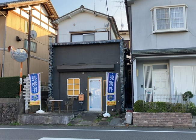 【外観】 | 現地に行くなら、物件の周囲の地形がどうなっているかを見ることも大切です。周辺より低くなっている土地では、大雨などで水が集まりやすいため、地盤が弱くなっているということも考えられるため、注意が必要です。