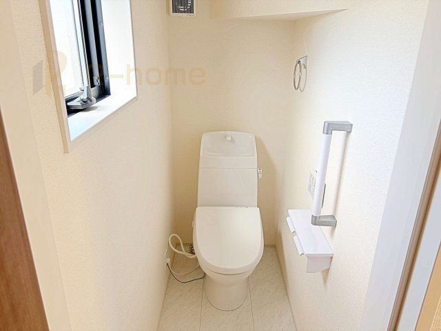 ひたちなか市足崎20期　新築戸建て　1号棟のトイレ|温水洗浄便座付きのトイレ。
トイレが２ヵ所設置で朝の忙しい時間でも安心です。