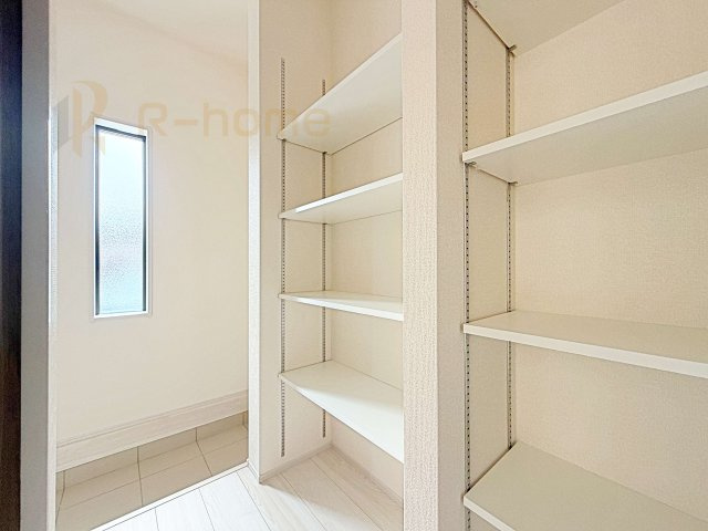 ひたちなか市足崎20期　新築戸建て　1号棟の玄関|たっぷり収納できるシューズクローク！整理しやすい可動棚付きです♪