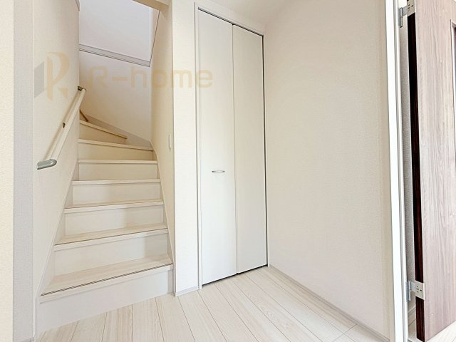 ひたちなか市足崎20期　新築戸建て　1号棟の収納|掃除用具などの収納に便利な1階ホール収納！