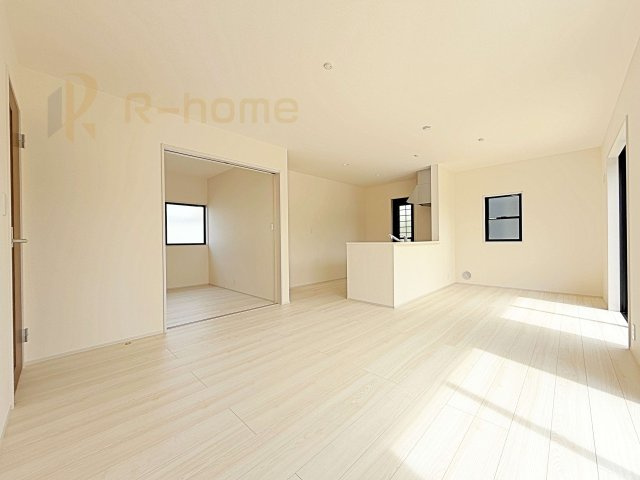 ひたちなか市足崎20期　新築戸建て　1号棟の居間・リビング|広くて明るいＬＤＫ♪ ゆったりくつろげるリビングスペースで、ご家族皆様の笑顔が溢れます。