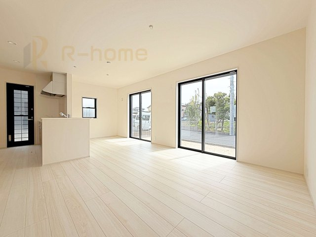 ひたちなか市足崎20期　新築戸建て　1号棟の居間・リビング|たっぷりの陽光が注ぎ込む明るいリビング♪隣接の洋室を開放すると更なる大空間に変身♪