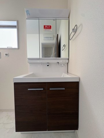 リーブルガーデンうるま市江洲・３号棟の独立洗面台|洗面室のシャンプードレッサー／玄関近くに設置されているので、帰宅後すぐ手洗いができます◎