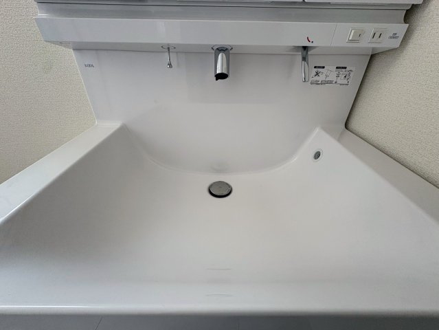 リーブルガーデンうるま市江洲・３号棟の独立洗面台|触れずに手をかざすだけなので清潔なタッチレス水栓