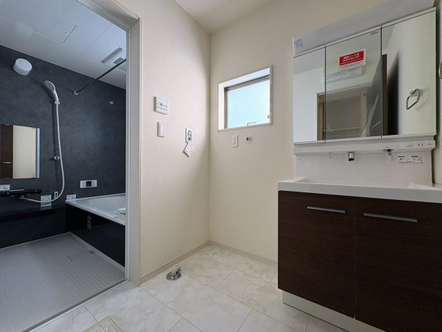 リーブルガーデンうるま市江洲・３号棟の独立洗面台|洗面化粧台＆洗濯機置き場から浴室への動線