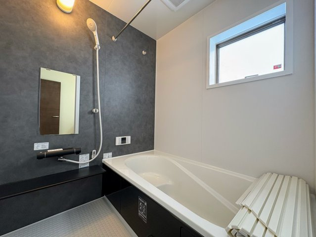リーブルガーデンうるま市江洲・３号棟の浴室|浴室換気暖房乾燥機付きユニットバス／物干し竿＆浴室窓付き