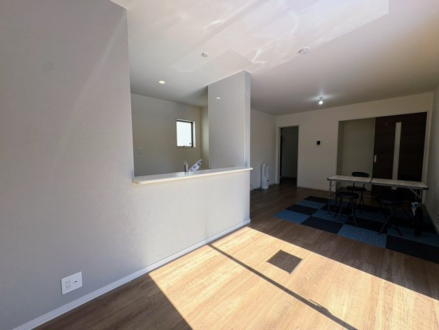 リーブルガーデンうるま市江洲・３号棟の居間・リビング|16帖の広々LDK・会話の弾む対面キッチン