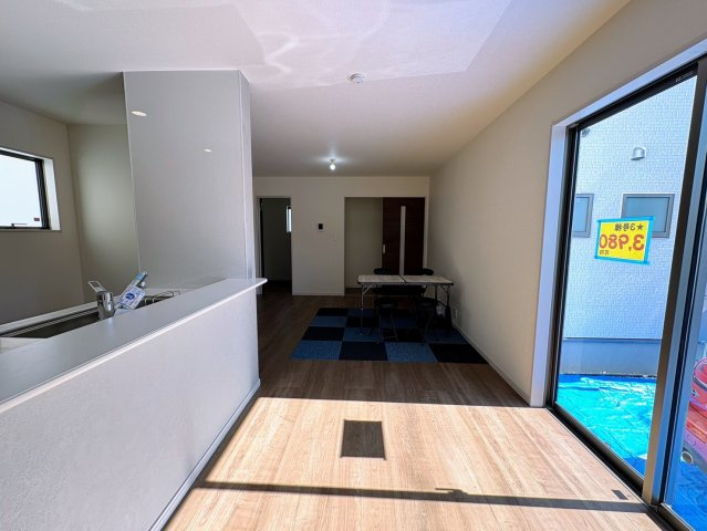 リーブルガーデンうるま市江洲・３号棟の居間・リビング|16帖の広々LDK・会話の弾む対面キッチン