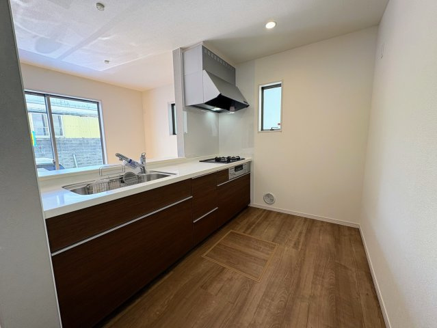 リーブルガーデンうるま市江洲・３号棟のキッチン|コミュニケーションの取りやすい対面式システムキッチン・換気窓＆床下収納付き