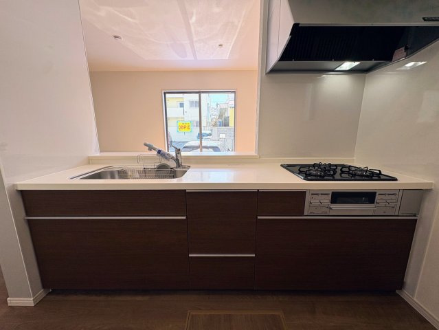 リーブルガーデンうるま市江洲・３号棟のキッチン|会話の弾む対面式キッチン・李ダイニングの眺め