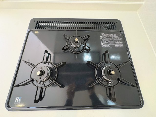 リーブルガーデンうるま市江洲・３号棟のキッチン|ガスコンロ３口