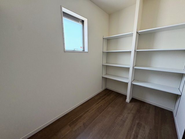 リーブルガーデンうるま市江洲・３号棟の収納|リビングから出入りできる、可動式棚付きで収納力抜群のファミリークローゼット