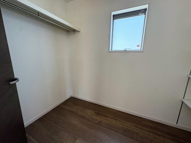 リーブルガーデンうるま市江洲・３号棟の子供部屋|リビングから出入りできる、可動式棚付きで収納力抜群のファミリークローゼット