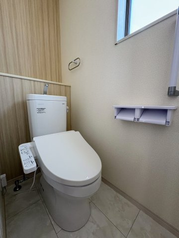 リーブルガーデンうるま市江洲・３号棟のトイレ|１階トイレ・換気窓＆温水洗浄便座付き