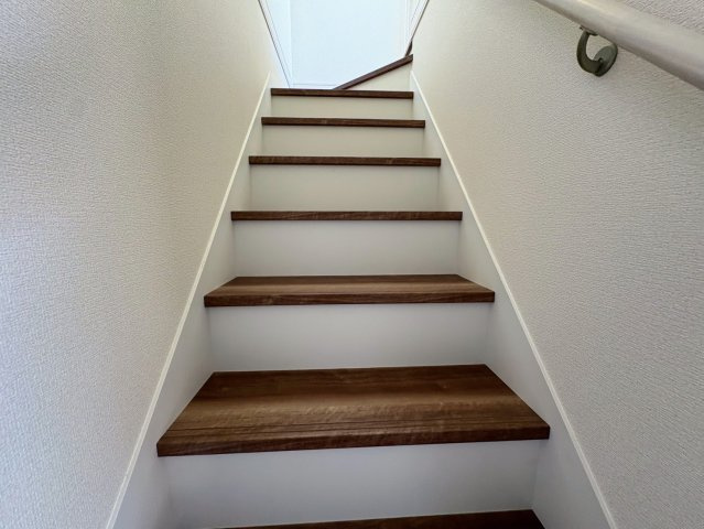 リーブルガーデンうるま市江洲・３号棟の内装|手すり付き階段