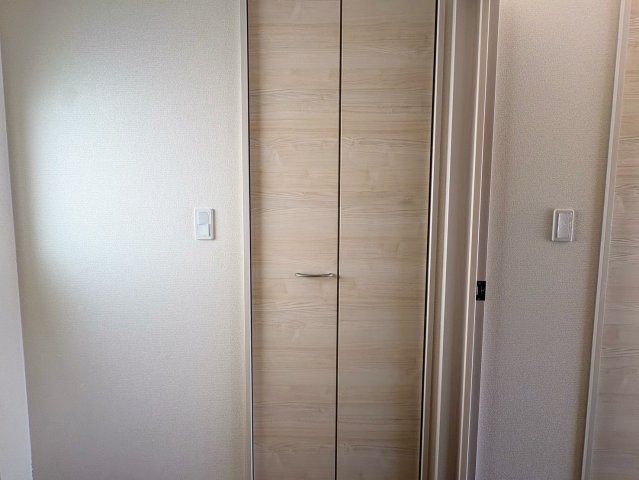 リーブルガーデンうるま市江洲・３号棟の収納|２階廊下側に設置された便利な物置