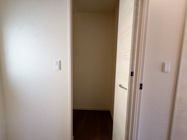 リーブルガーデンうるま市江洲・３号棟の収納|２階廊下側に設置された便利な物置