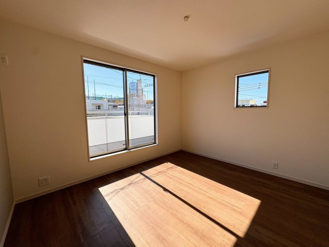 リーブルガーデンうるま市江洲・３号棟の洋室|二面採光の２階主寝室ゆったり8.5帖・バルコニー出入口付き