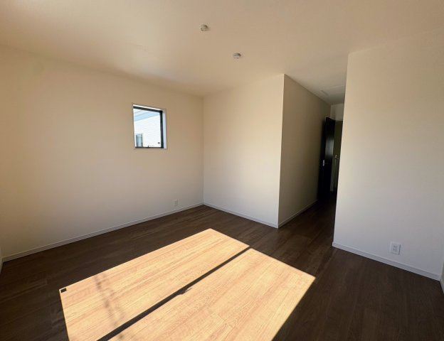 リーブルガーデンうるま市江洲・３号棟の洋室|二面採光の２階主寝室ゆったり8.5帖・クローゼット収納付き