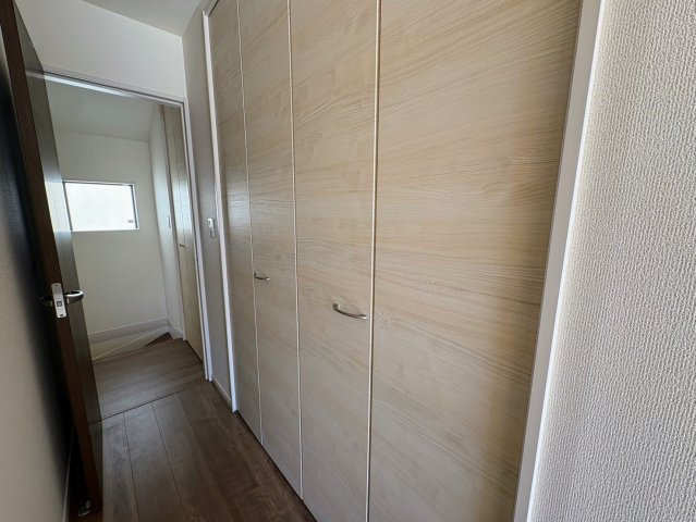 リーブルガーデンうるま市江洲・３号棟の収納|２階主寝室8.5帖に設置された、クローゼット収納