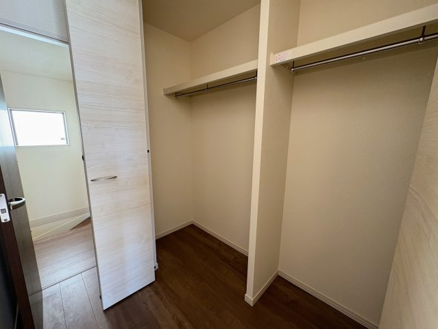 リーブルガーデンうるま市江洲・３号棟の収納|２階主寝室8.5帖に設置された、クローゼット収納
