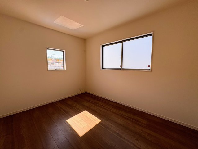 リーブルガーデンうるま市江洲・３号棟の洋室|二面採光の２階洋室６帖