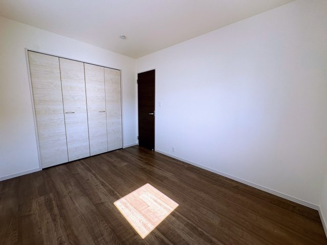 リーブルガーデンうるま市江洲・３号棟の洋室|２階洋室６帖・クローゼット収納付き