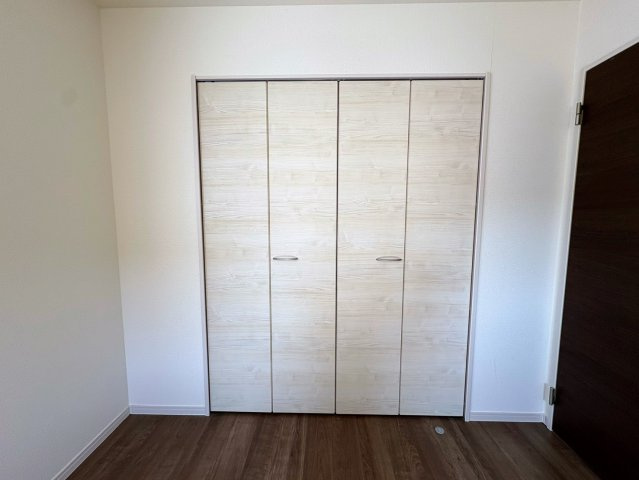 リーブルガーデンうるま市江洲・３号棟の収納|２階洋室６帖に設置された、クローゼット収納