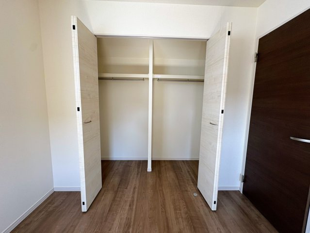 リーブルガーデンうるま市江洲・３号棟の収納|２階洋室６帖に設置された、クローゼット収納